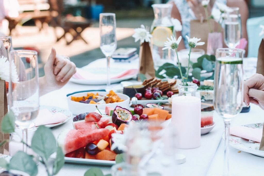 Eating together Table Fables: Settings of Style